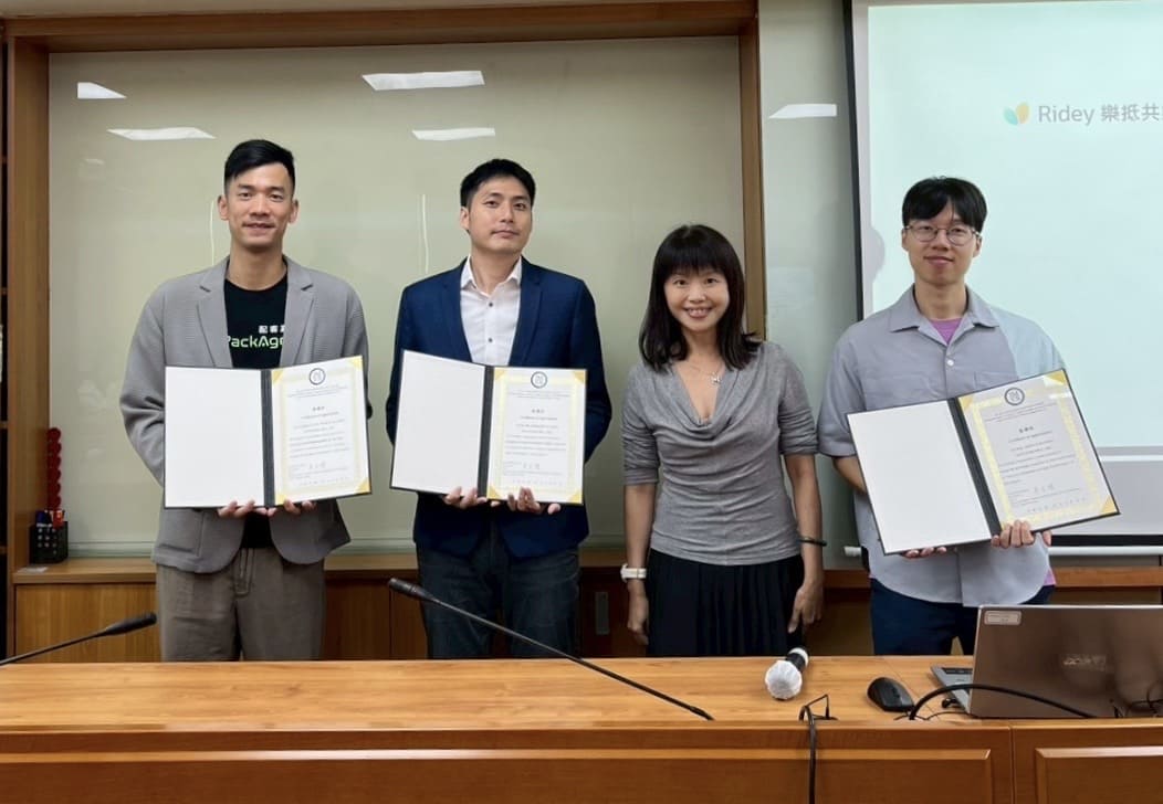 Prof. Alicia Say (center) with innovation pioneers Chris Chou (PackAge+), Ken (Ridey), and William Chiu (Yunus Foundation).